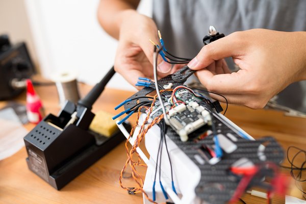 Quels sont les avantages de l'utilisation de drones pour le suivi des projets de reforestation ?