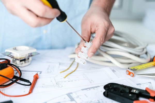 Electricien certifié île-de-france : rénovations et bornes de recharge